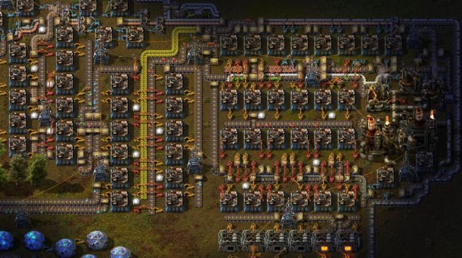 《异星工厂》战斗场景截图，炮塔与激光防御设施正在抵御大量红色虫型敌人的围攻