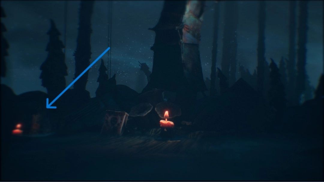 一个小女孩模样的玩偶靠在墙边，旁边点燃的蜡烛投射出摇曳阴影