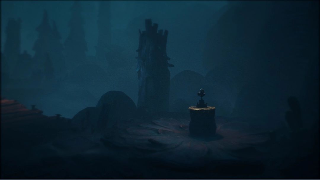 一枚螺旋形状的海螺静静躺在碎石路上，背景是锈蚀的金属结构