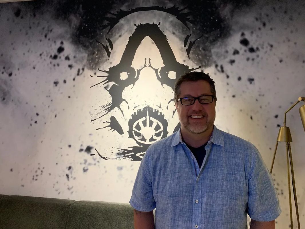 游戏概念艺术图展示80年代风格的加油站小镇，霓虹灯闪烁，车辆停靠，充满怀旧氛围