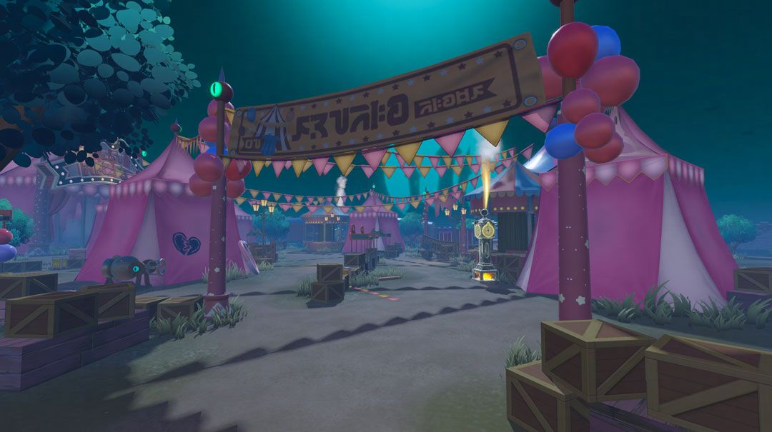 惊魂马戏团场景实机画面，舞台中央旋转的聚光灯下，废弃道具散落四周，绿雾缓缓流动