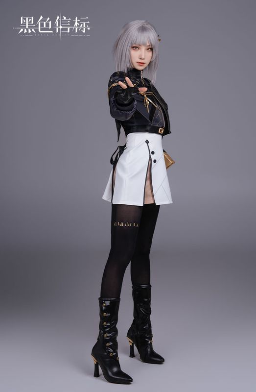 TC Girl身着未来风战甲，手持发光武器摆出战斗姿势