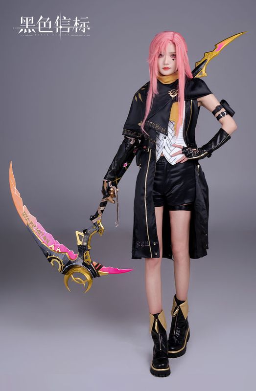 三位TC Girl并肩站立，背景为《星际迷航》星舰投影，科技感十足