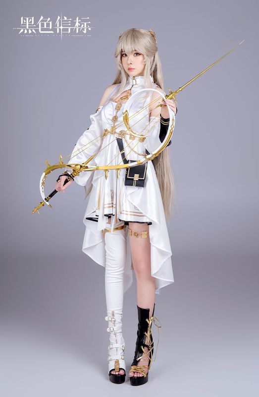 TC Girl团队集体走秀，灯光聚焦舞台中央，观众掌声不断