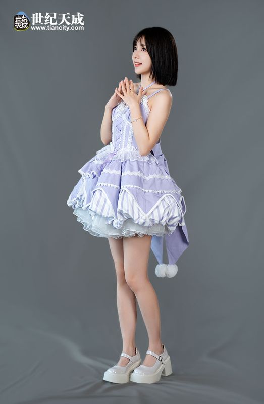 幕后花絮照：TC Girl候场时整理服装，神情专注