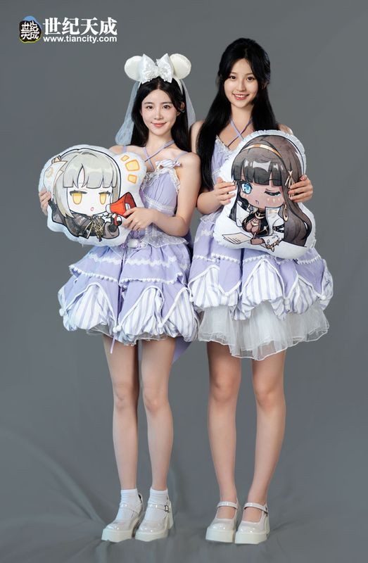 TC Girl与粉丝击掌互动，传递温暖笑容