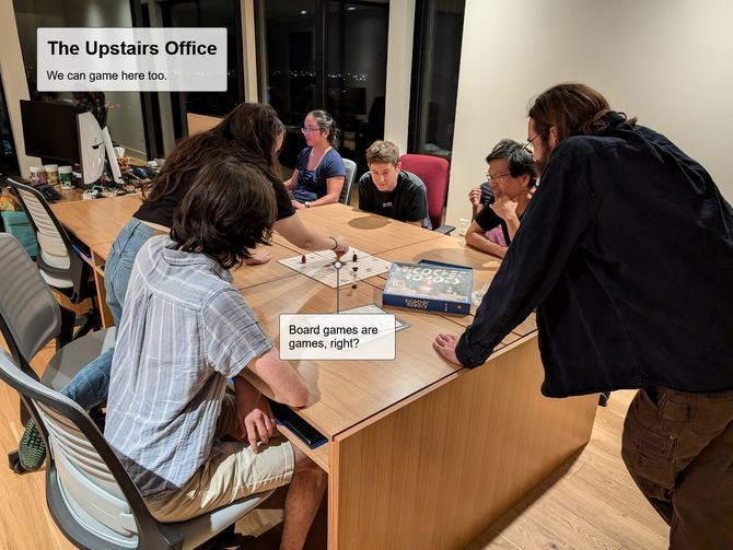 特写镜头展示隐藏式插座与线缆管理系统，整洁有序