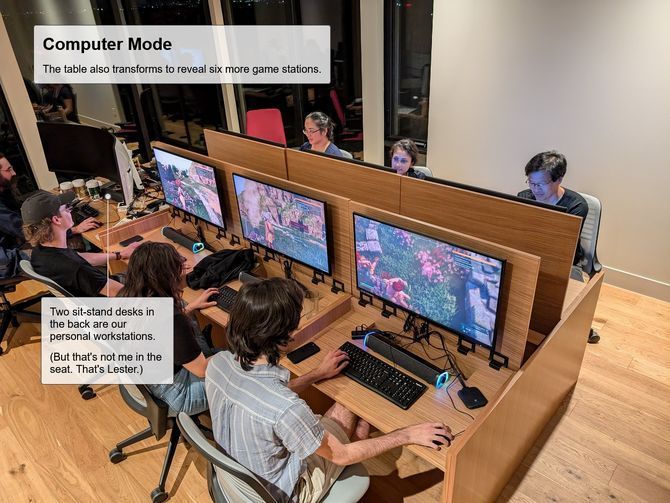 房间角落的零食吧台与饮料冰柜，营造派对氛围