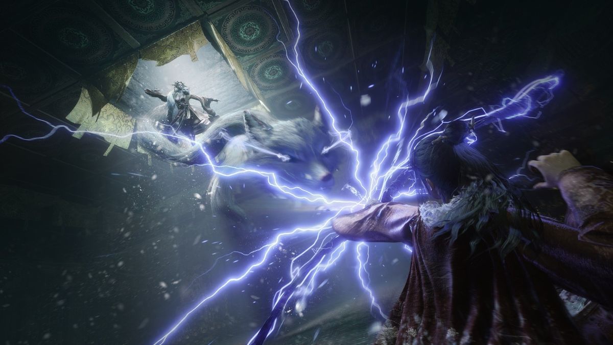 无常跃起斩击巨型羽状怪物，空中火花四溅，技能特效华丽且富有东方韵味