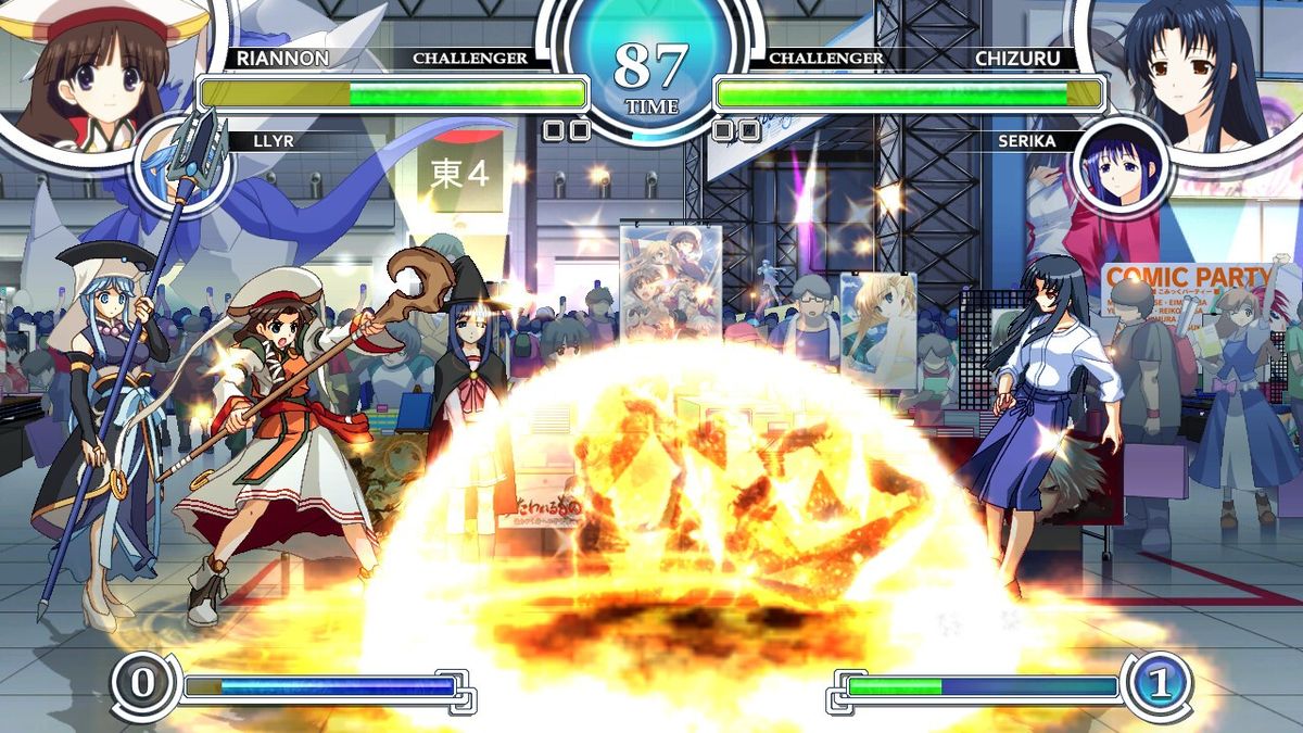 两名角色在空中激烈交锋，技能光效绚丽，背景城市夜景动态流动