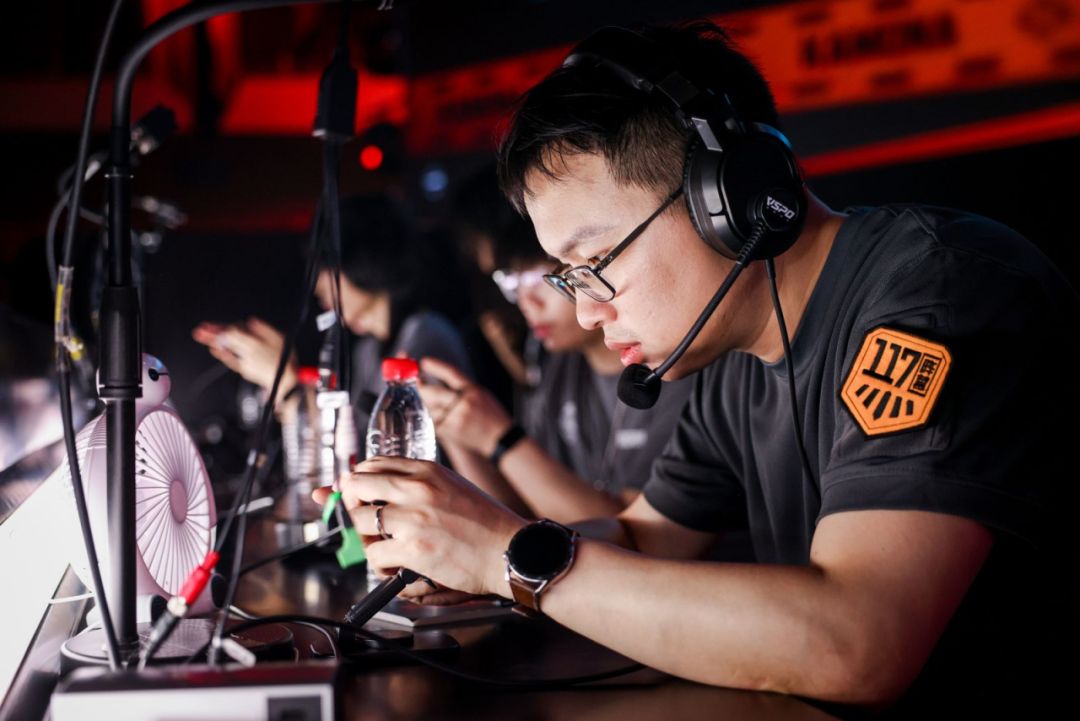 对阵双方在地图上激烈交火，弹幕刷满‘策划开挂’