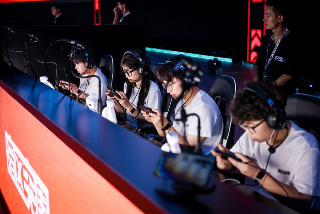 主播与策划击掌庆祝胜利，背景是‘117胜’的计分牌