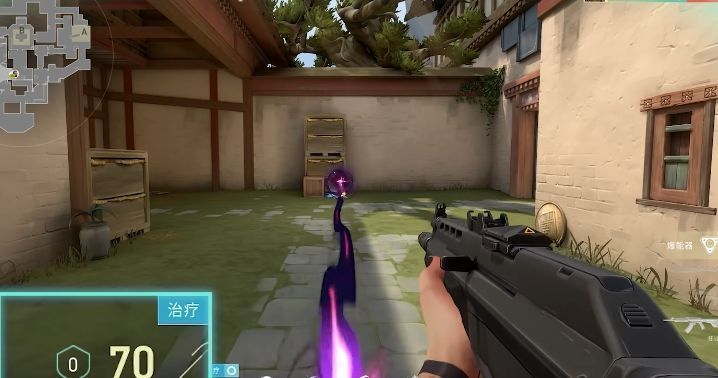 芮娜在战斗中使用大招加速换弹，手中武器迅速完成装填，准备下一波火力输出