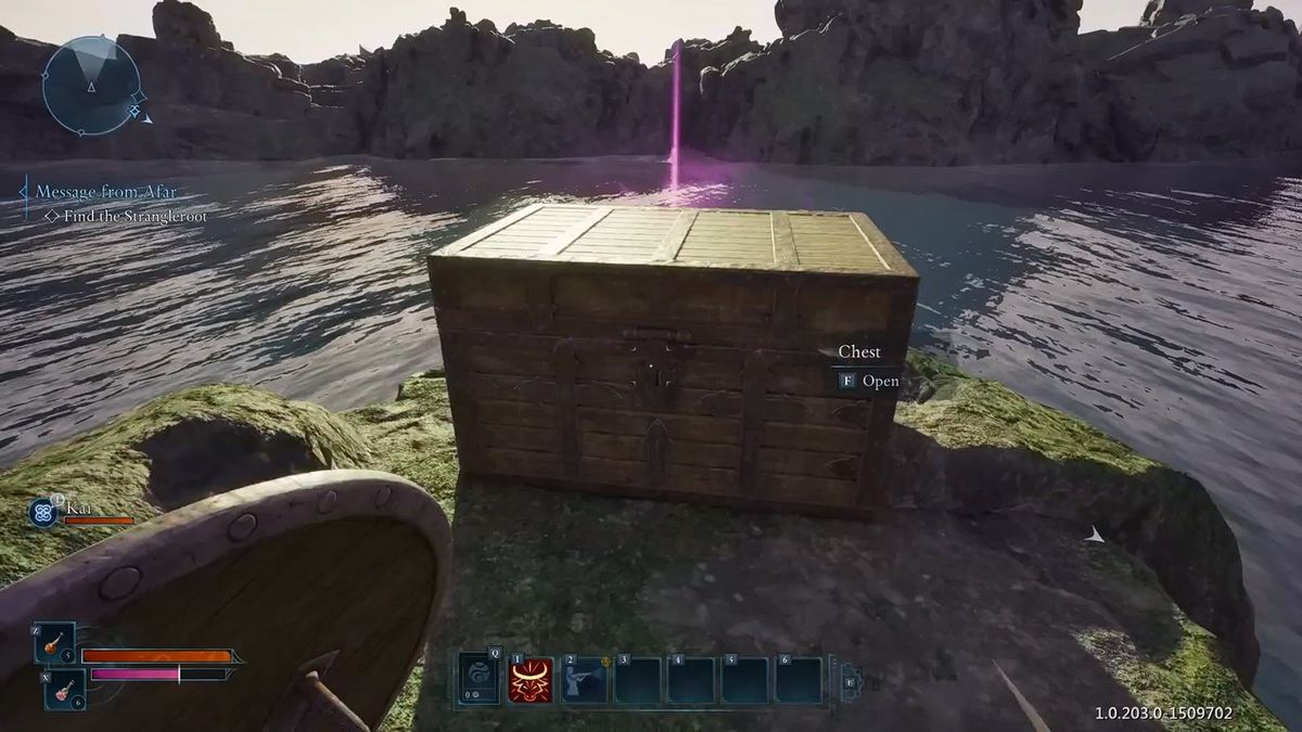 角色装备切换界面，武器与护甲细节精致