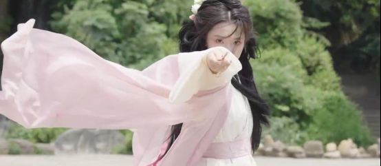 凌云与峨眉女子功夫团在第一山亭前集体演练峨眉剑法，动作整齐划一，气势非凡