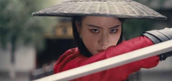 游戏内峨嵋派主城全景图，建筑依山而建，红墙绿瓦掩映于苍松翠柏之间