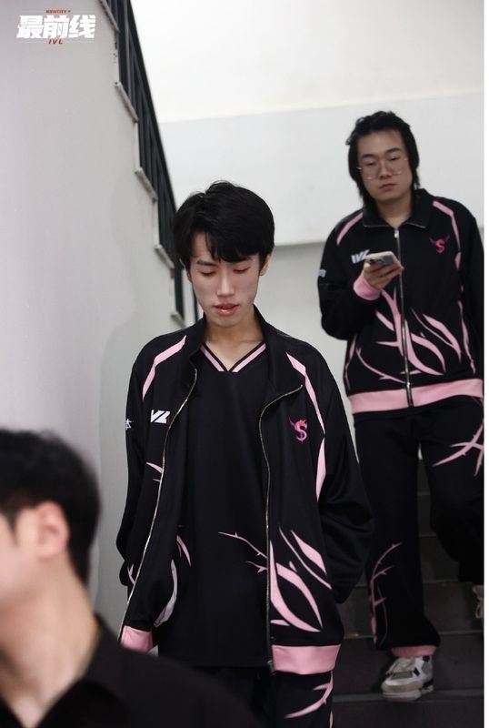 YS_gua与YS战队成员合影，全员身穿队服，神情自信，背景为IVL联赛舞台