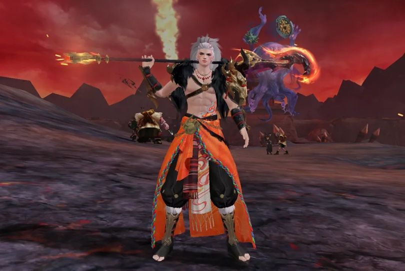 荒火弟子身穿典藏弟子服，扛刀缓步行走于古城街道，夕阳余晖洒落肩头