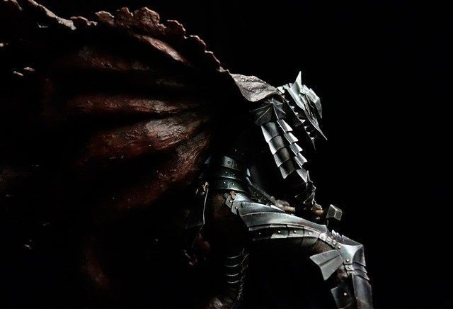 两款雕像并列展示，左侧为普通版，右侧为附带战魔兵款，底座设计不同，编号清晰可见