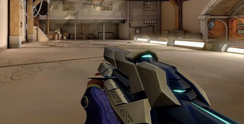 獠犬武器性能参数界面截图，详细列出射速、伤害、弹匣容量等关键数据