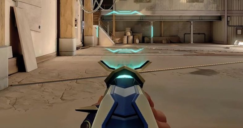 獠犬在实战中的射击轨迹演示图，展示开镜后弹道集中、后坐力可控的特点