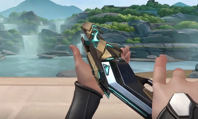 玩家手持獠犬在地图中奔跑射击的实机画面，展现其在实战中的机动性与火力输出