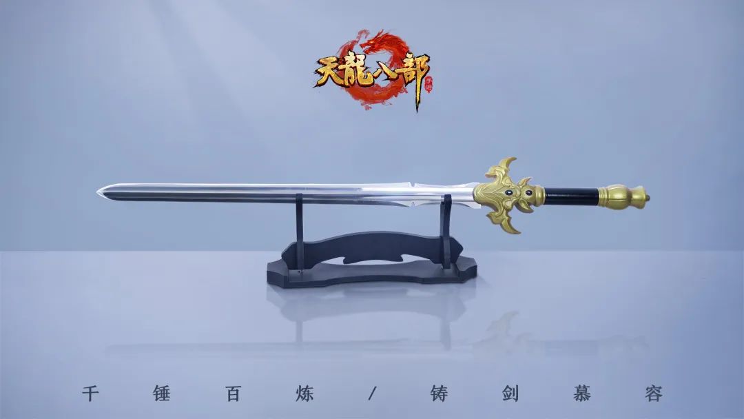 孙榆桐老师身着古风服饰，手持棠溪宝剑进行剑舞表演，动作刚柔并济，气势非凡