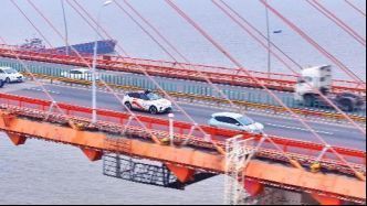 武汉街头无人驾驶出租车整齐行驶，车辆排列有序，展现出未来科技感