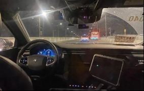 深圳直升飞机滴滴服务实拍，直升机停靠在指定平台，乘客正在登机