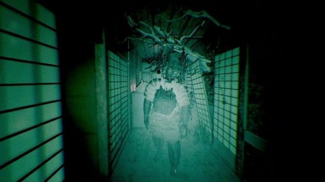 昏暗走廊中玩家缓缓前进，纸门后隐约可见扭曲人影，光影效果营造强烈恐怖氛围