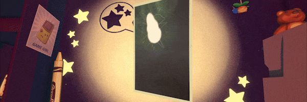 珊卡坐在窗边写信，月光洒在桌上，投影映出两个孩童牵手的剪影