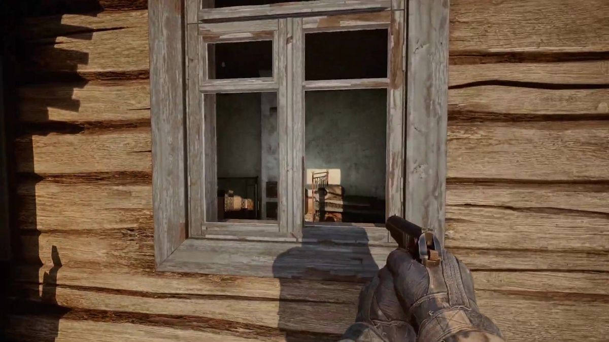 夜间场景中，火光与角色手电筒的光线在墙壁上形成动态反射与间接照明，氛围感十足