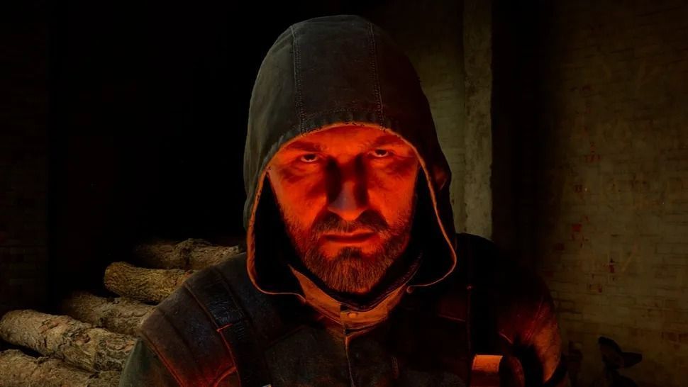 《潜行者2》游戏画面，昏暗的废弃城市中，一名全副武装的潜行者在废墟间谨慎前行，远处有不明生物影子闪过