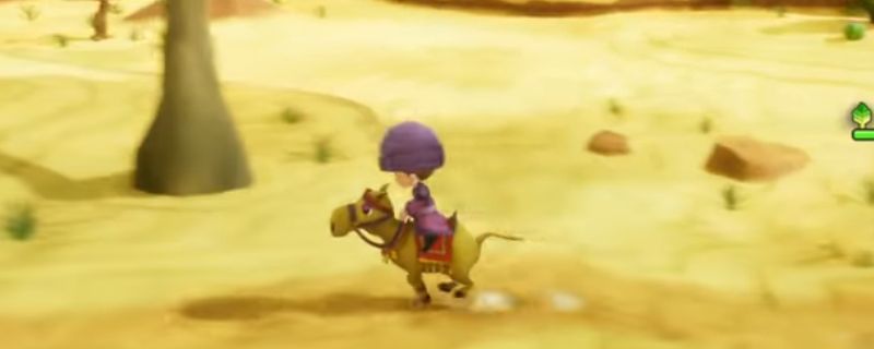 《幻想生活ｉ》中玩家与NPC并肩作战的温馨场景，背景为童话风格的村庄与蓝天