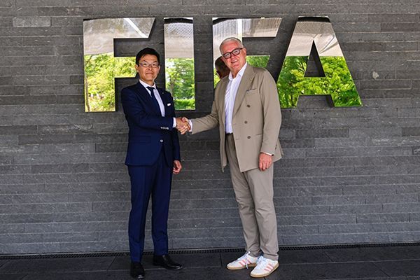 概念图展示玩家在《FIFA对决》中组建俱乐部、参与实时对战的界面布局，突出卡牌升级与对战匹配系统