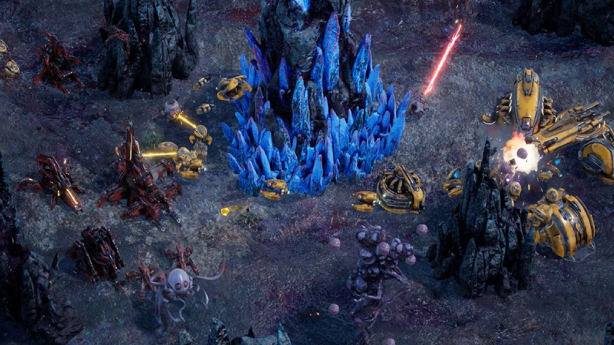 两名玩家在对战模式中操控不同阵营单位激烈交火，地图显示复杂地形