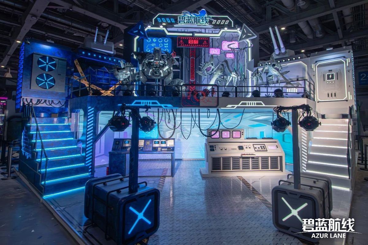 玩家在展台前与角色立牌合影，现场人流密集，气氛热烈