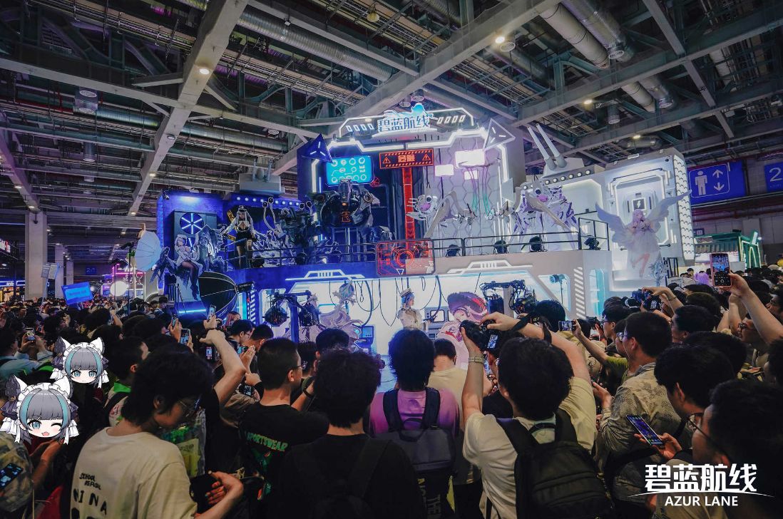 展台二层科研实验室区域，展示纳希莫夫与奇尔沙治的舰装模型，灯光聚焦凸显科技感