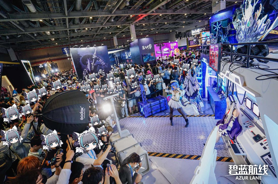 Coser扮演的柴郡与玩家互动，笑容甜美，周围观众纷纷举起手机拍摄