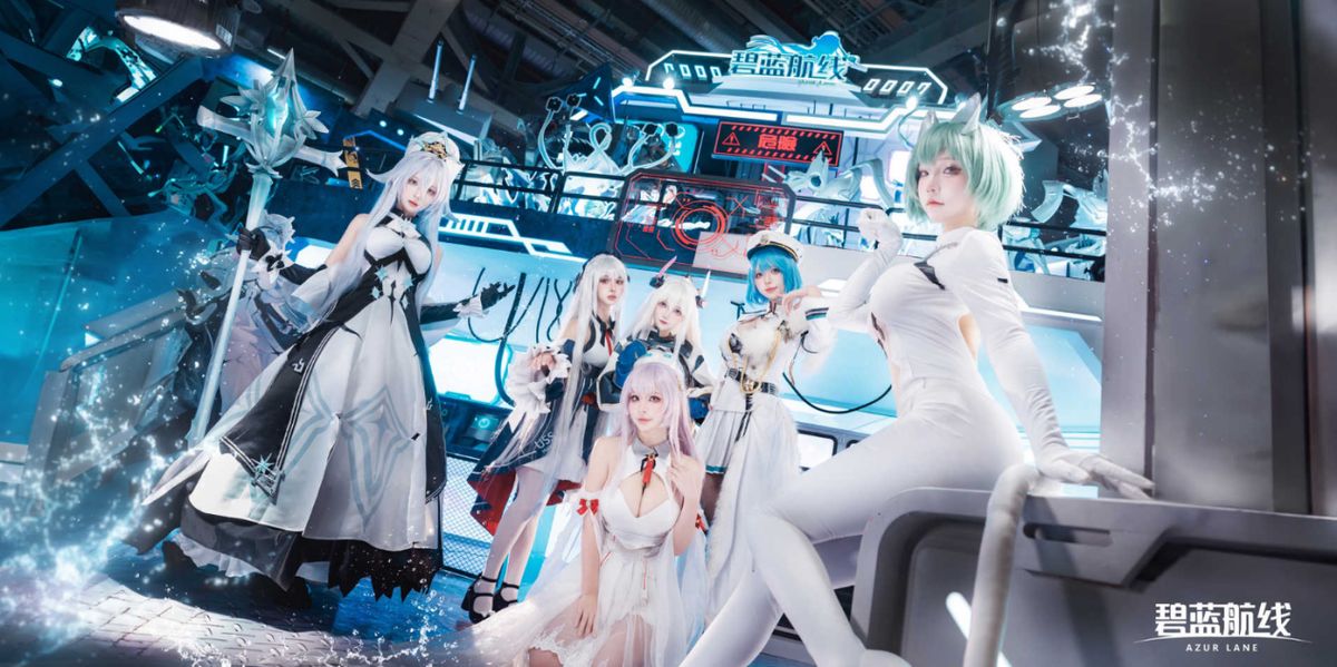 多位角色Coser集体亮相，站成一排向观众挥手，现场氛围热烈