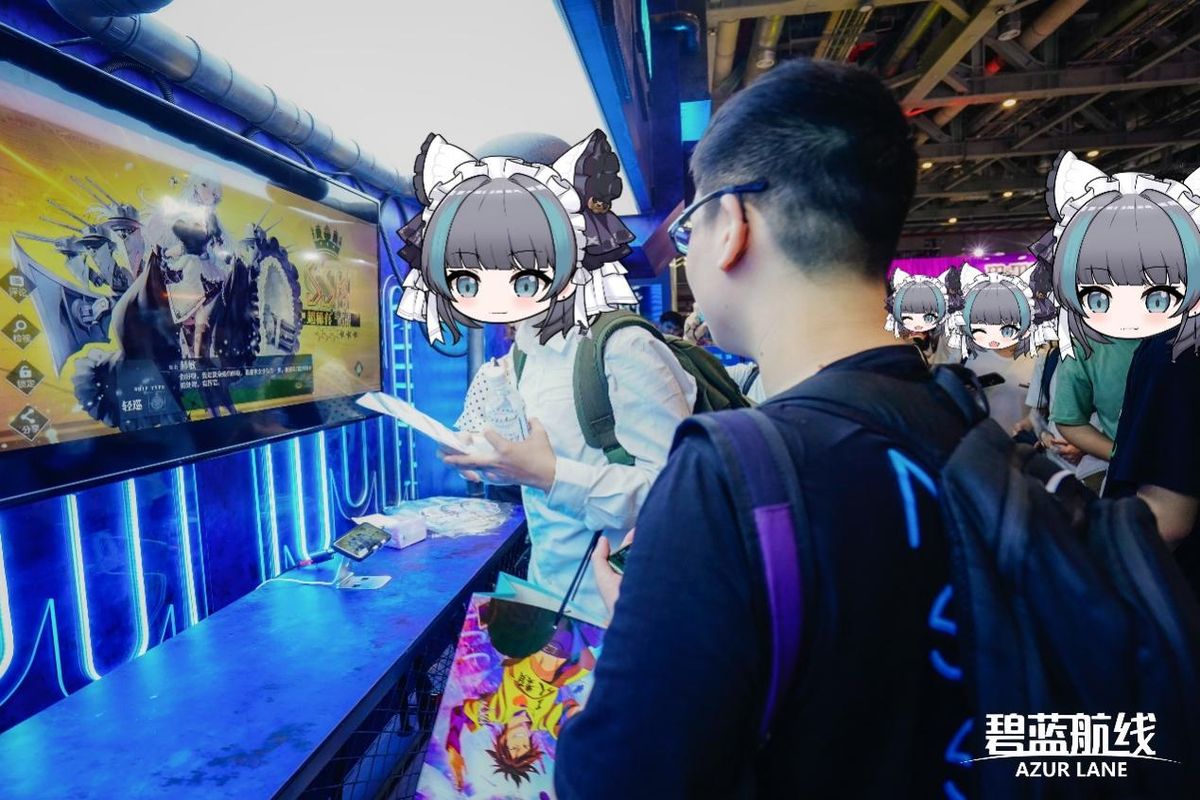 玩家正在参与阵营对抗小游戏，展台工作人员在一旁引导，气氛紧张又欢乐