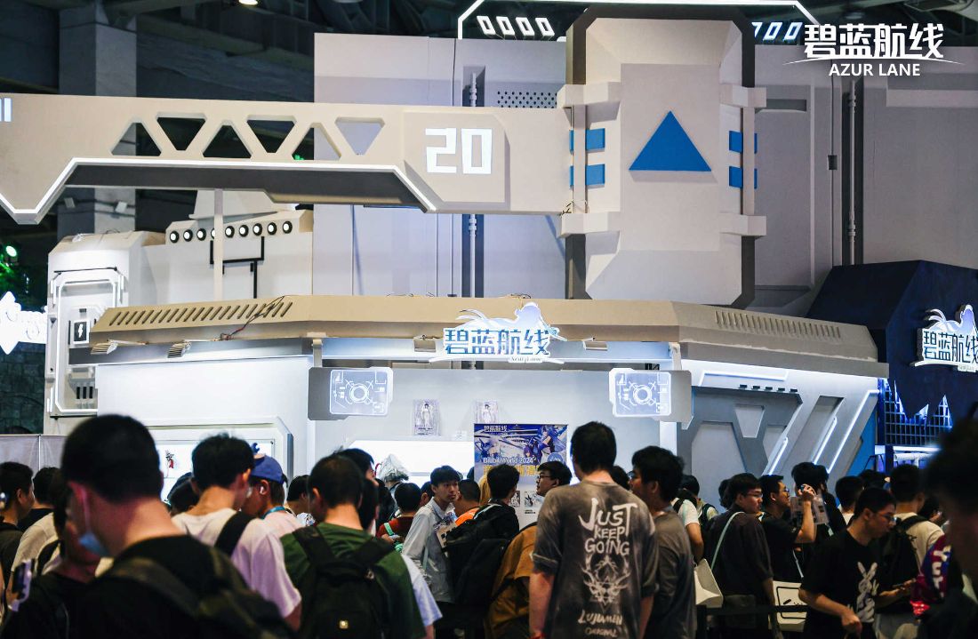 贩售区排起长队，玩家正在选购周边，货架上商品种类丰富，设计精美