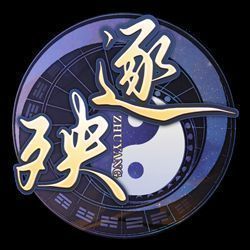 主角弗雷在废墟中持灯前行，背景是燃烧的房屋与天空中诡异的黑云，气氛压抑而神秘