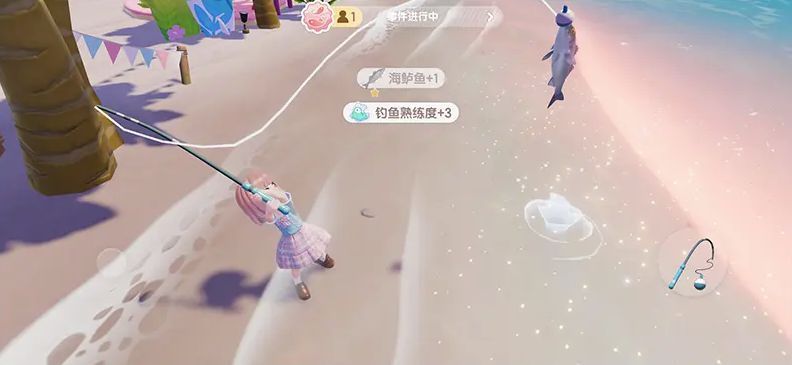 玩家在湖边钓鱼的游戏画面，角色坐在木椅上手持钓竿，水面泛起涟漪，远处是夕阳下的森林剪影