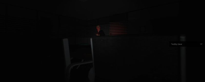 《办公室杀手》游戏主界面展示，昏暗的办公楼走廊中闪烁着红光，摄像头镜头对准通道，营造出紧张压抑的氛围