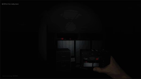 角色自定义界面，玩家正在选择间谍的服装、耳机、背包等配件，界面科技感十足