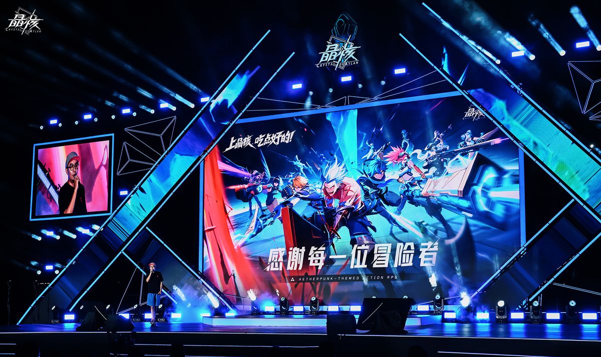 《晶核》周年庆宣传图，画面中角色站在阳光沙滩上，背景是绚丽的烟花与派对氛围