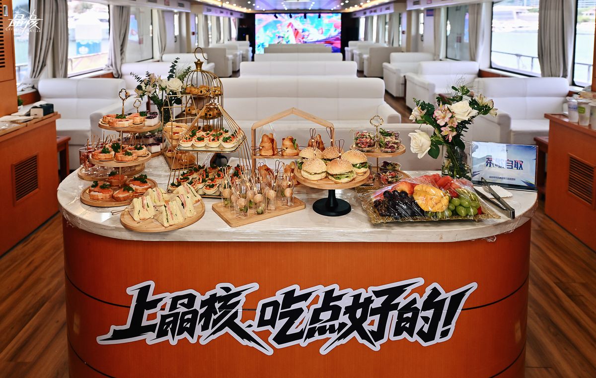 三亚夏日音浪派对现场，玩家围坐在沙滩草坪上，舞台灯光璀璨，气氛热烈