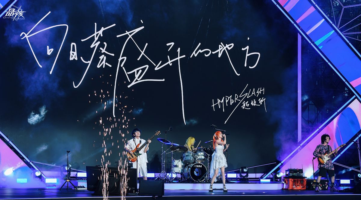 「霜伶」角色立绘展示，机械腿部细节精致，整体造型冷艳神秘