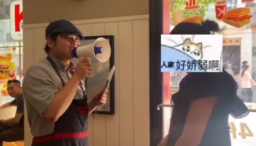 玩家在肯德基门店内模仿猫叫动作，周围人群围观并露出笑容